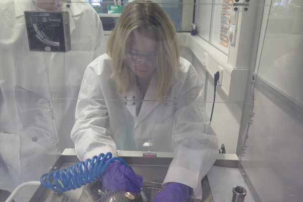 [Translate to Spanish:] Part cleanliness and analysis