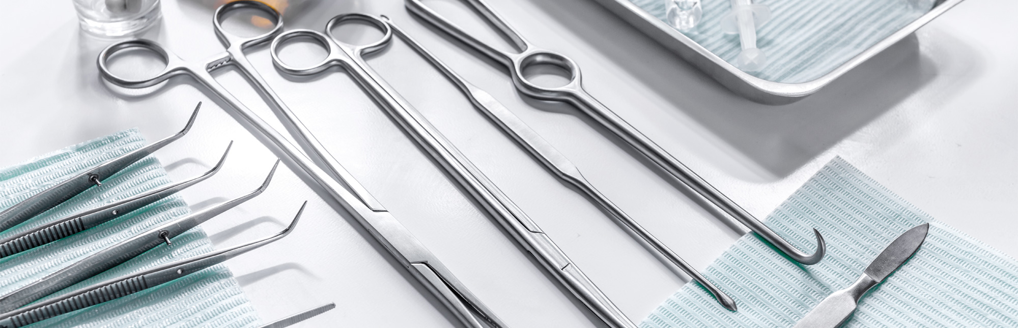 Ecoclean ofrece soluciones de limpieza que incluyen sistemas de sala limpia y de envasado para la industria de dispositivos médicos, como la limpieza de implantes, la limpieza de instrumentos, la limpieza de piezas dentales